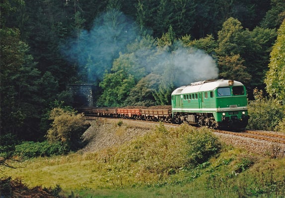 ITL Taigatrommel 120 001 mit Bauzug röhrt aus Tunnel 3. 