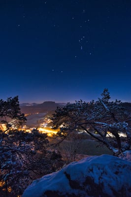Winternacht mit Sternenfotografie auf der Bastei.