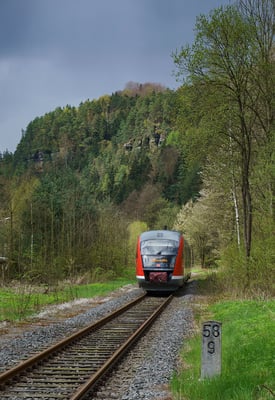 Werbedesiro der Nationalparkbahn (Werbung für die beiden Nationalparke Sächsische - und Böhmische Schweiz) auf seinem Weg von Rumburk nach Decin in Goßdorf Kohlmühle. April 2017.