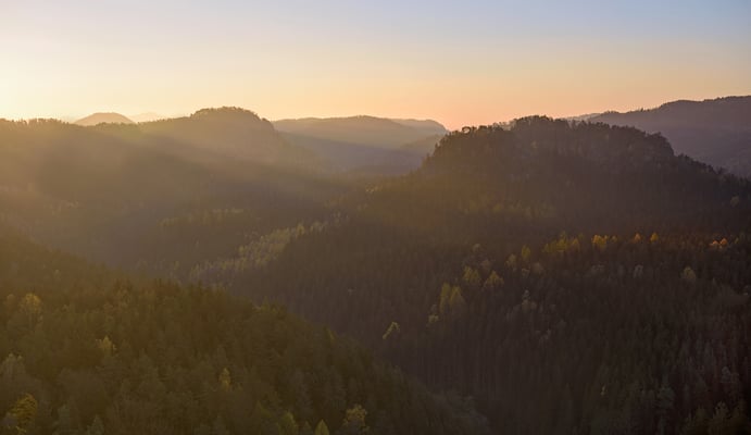 Sächsische Schweiz im morgendlichen Streiflicht, aufgenommen von der Großsteinkanzel. 