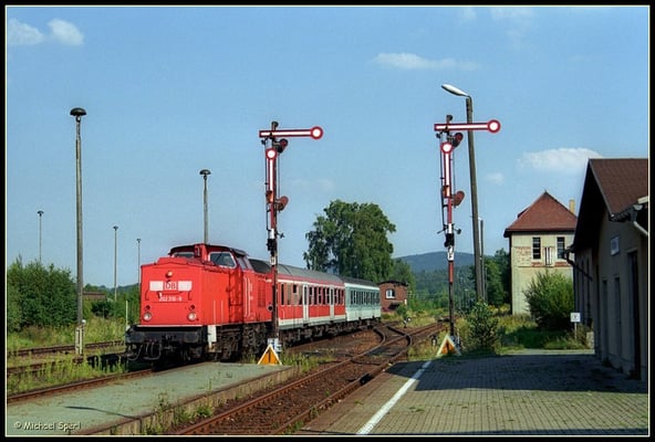 202 310 fährt von Bautzen kommend am 13. August 2000 in den Bf.Wilthen ein. Foto: Archiv Michael Sperl