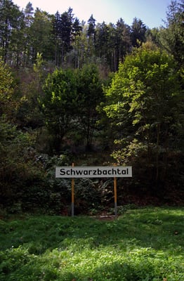 Nach einem weiteren knappen Kilometer ist der Haltepunkt Schwarzbachtal erreicht, 26.09.09