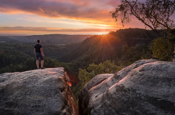Sonnenuntergang an den Waitzdorfer Aussichten. Auf dem Fels: Chris vom Wanderkollektiv.