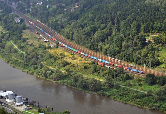 ... diese noch eine verbliebene Maschine des BW Decin im Elbtal zu erwischen ist ein absoluter Glücksfall. Unterwegs ist sie nach Bad Schandau (Ost), wird dort eine Getreidezug übernehmen. Auch auf dem Bild, ein Desiro der Nationalparkbahn nach Rumburk.