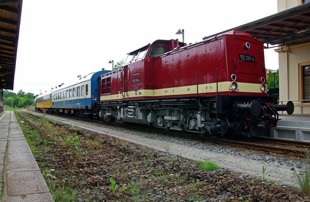 112 331-4 mit 2 Schlafwagen und dem Kesselwagen mit Wasser für die 52ér, die Löbauer Nächtigten während der Feierlichkeiten in Neustadt, Mai 2008