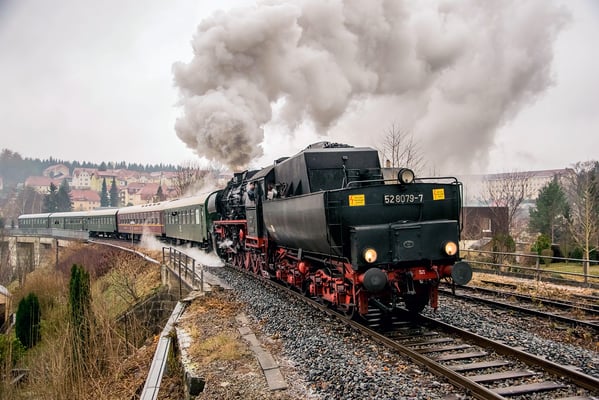 52 8079 mit dem Adventssonderzug von Bad Schandau nach Neustadt. Hier überquert der Zug das Sebnitzer Stadtviadukt. Foto: Robert Schleusener, 02.12.18