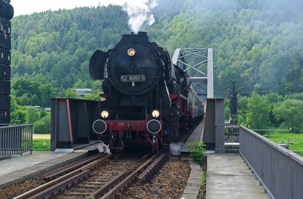 52 8080-5 auf der Carolabrücke vor der Einfahrt im HP Rathmannsdorf ( Sonderfahrten zum Fest 675 Jahre Neustadt in Sachsen, Mai 2008 )