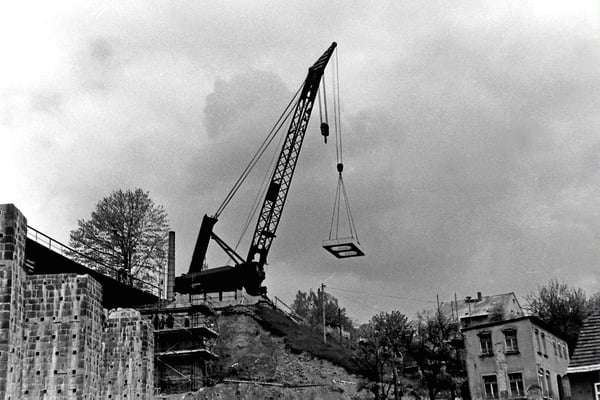 Einheben der neuen Beton-Fertigelemente mittels Eisenbahn-Drehkran. 