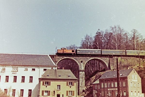 Auch das gab es: "Goldbroiler mit Genickschusswagen", oder auch richtig: V 60 vor Rekowagen Bg. Sicher ein seltenes Ereignis, dass eine V 60 im Personenzugdienst Aushilfe leisten musste. Hier auf dem alten Hainersdorfer Viadukt Richtung Bad Schandau.