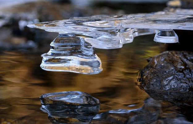 Doch auch die kleinen Eiskunstwerke in der Wesenitz wissen zu gefallen. 