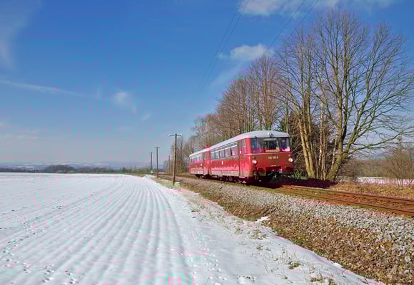 Sonderfahrt mit dem Ferkeltaxi auf dem Sächsische-Schweiz-Ring. Hier hat der Zug Pirna und das Elbtal hinter sich gelassen und knattert durch die Steigung bei Lohmen, noch stehen hier die Telegrafenmasten... 23.03.2013