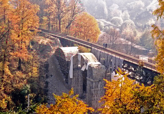 Nach der Sprengung der alten Brücke.