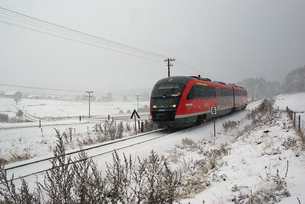 Unglaublich: Nur 6 Tage später - in der Nacht zum 15.10.09. gab es 10cm Neuschnee, was auch gleich den Fahrplan durcheinander brachte, der Desiro aus Neustadt befindet sich hier um 11: 23 Uhr bei Krumhermsdorf, normal wären ca. 10 min. eher ...