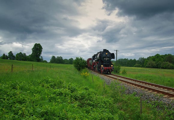 Unter einem dramatischen Himmel dampft die 52 8080 hier bei Krumhermsdorf durch das frische Grün nach Neustadt in Sachsen. 24.05.2008