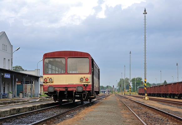 Der Beiwagen hat keinerlei Sitzmöglichkeit und dient ausschließlich dem Fahrradtransport, in dieser Kombination mit dem 854ér auch auf tschechischen Gleisen eine Besonderheit.