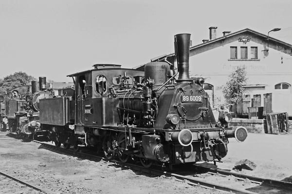 89 6009 während einer Lokomotivausstellung im Bereich der Sebnitzer Güterabfertigung anlässlich des 100-jährigen Streckenjubiläums 1977.