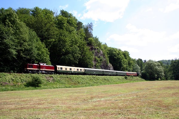 Hier befindet sich der Zug unterhalb des Goßdorfer Raubschlosses bei Kohlmühle, es scheint fast ein altes vertrautes Bild zu sein, Jahrelang gab es solche Eisenbahnromantik mit den V100 im Sebnitztal, Mai 2008, Foto: Jörg Feudel