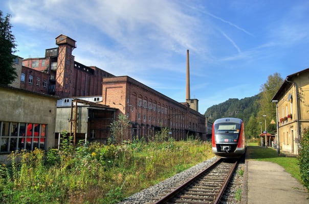 Die Regionalbahn Neustadt-Bad Schandau hat Goßdorf-Kohlmühle erreicht, Überragt wird die Szenerie vom ehemaligen VEB Linoleumwerke Kohlmühle ( heute Likolit ), 27.09.09
