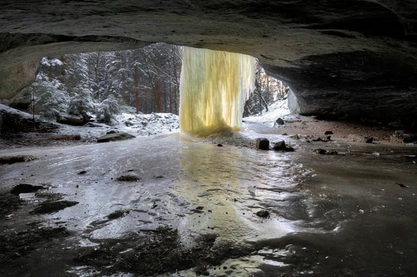Gefrorener Wasserfall bei Hohnstein, fotografiert aus einer kleinen Höhle. 