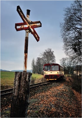 Die Rückleistung wurde im allerletzten Licht an einem kleinen Bahnübergang am Haltepunkt " Vilémov " festgehalten. 21.11.2012