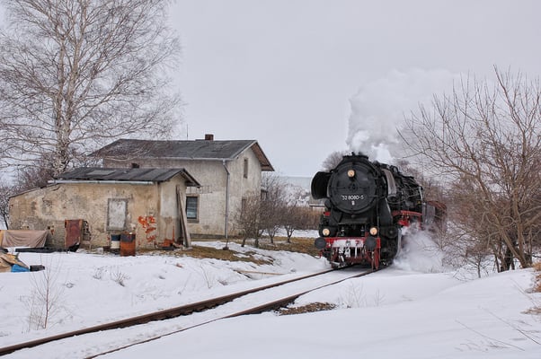 Hier befindet sich die 52 8080 kurz vor dem Haltepunkt Langenwolmsdorf Mitte in Richtung Pirna. 26.02.2006, Foto: Jan-Henrik Sellin