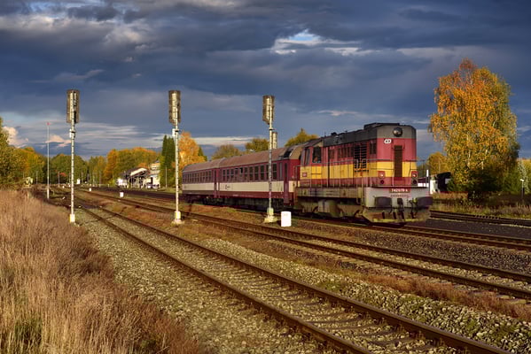 742 070-6 mit dem Deciner Touristenzug von Rumburk nach Decin in Rybniště, kurz nach einem Gewitter, Oktober 2022.