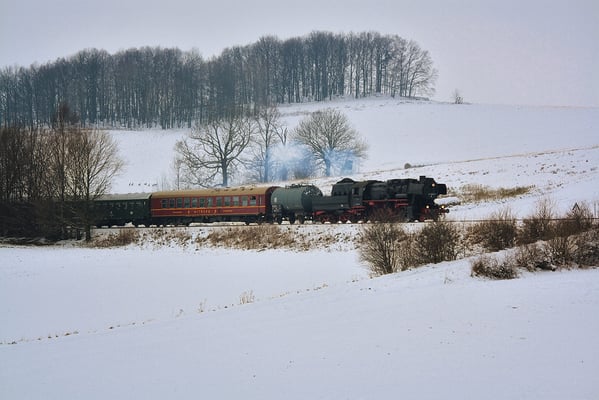 Hier befindet sich der Zug zwischen Langenwolmsdorf und Neustadt am " Karrenberg ". Hinten auf dem Feld beobachtet eine Gruppe Rehe die Fuhre. Foto: Jürgen Vogel, 28.11.10