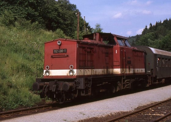 1991 noch Alltag auf ostdeutschen Schienen, ist die V100 heute nur noch als Museumslok oder bei Privatbahnen anzutreffen. 112 498 wurde im Februar 1998 ausgemustert und 1999 in Gröditz verschrottet. Danke für die wertvollen Aufnahmen an Andreas Matschke!