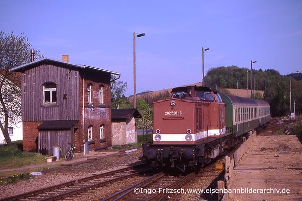 202 528 mit Regionalbahn Bautzen-Bad Schandau bei der Einfahrt in Neustadt / Sachsen. 05.05.1999 Foto: Ingo Fritzsch