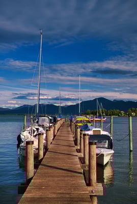 Bootssteg bei Gstadt am Chiemsee, im Hintergrund die Fraueninsel.