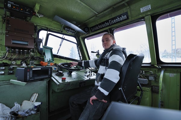 Die kurze Pause bot auch eine Gelegenheit für ein Selbstporträt auf der V 100 - sehr schön zu sehen: Die 112 befindet sich noch so gut wie im Originalzustand, die Motordrehzahl wird hier noch mit dem Trabilenkrad vorgegeben! 28.11.10