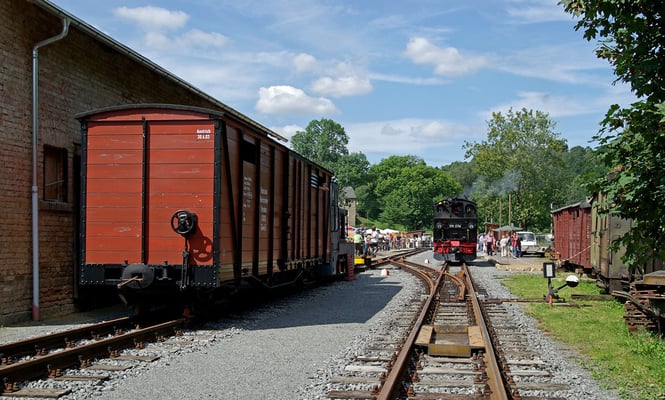 Blick vom derzeitigen Gleisende in den Bahnhof Lohsdorf, links der Güterschuppen und die Diesellok V10C mit einem Güterwagen, August 2008