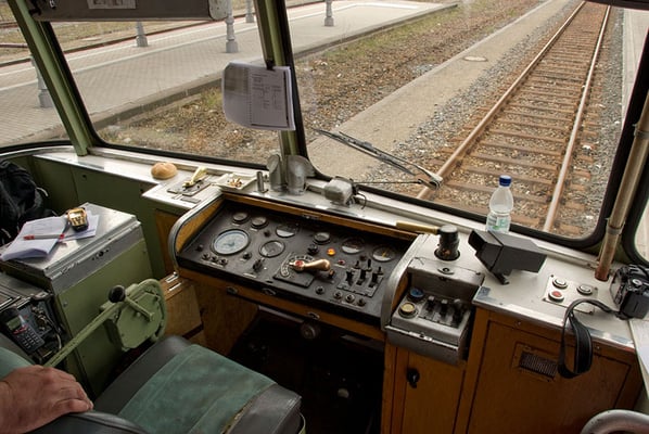 Ein Blick in den spartanisch eingerichteten Führerstand des Steuerwagens. Foto: Axel Förster, 17.04.12
