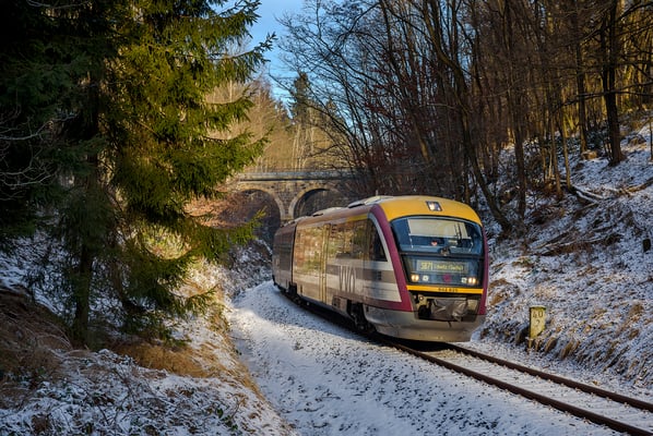 In Höhe der Hohnsteiner Straße ist ein Desiro der Städtebahn am 08.12.16 unterwegs nach Sebnitz. 