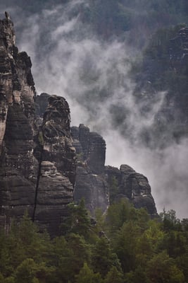 Nach einer verregneten Nacht. Nebelschwaden ziehen durch die Täler unterhalb der Bastei.