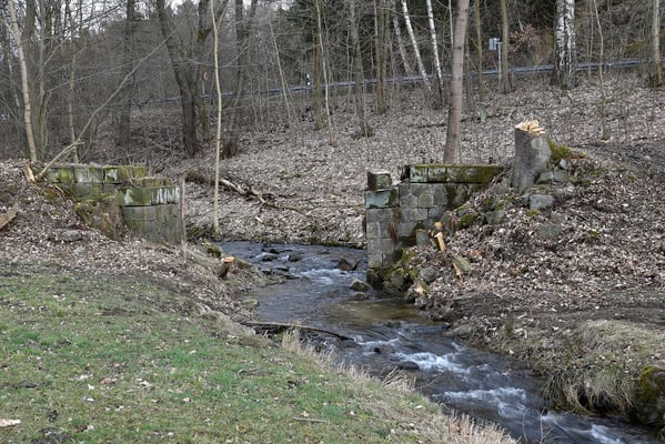 Im März 2019 mache ich eine Bahndammbegehung in Richtung Unterehrenberg. Hier die nächste Brückenbaustelle, der Brückenträger ist bereits im Besitz der Schwarzbachbahner. 04.03.19