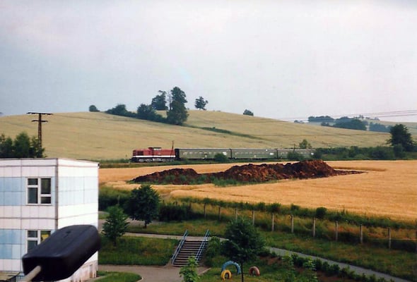Ein Bild, dass bei mir sofort Kindheitserinnerungen weckte. Ein typischer Zug anfang der 90ér. Links zu sehen der Kindergarten in den ich gegangen bin, aufgenommen aus einer Wohnung auf der Heinrich-Heine.Str. in Neustadt. Foto: Archiv Tobias Gräber