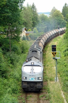 "Blue Tiger" 250 007-2 hat gerade den Bahnhof Neukirch (Lausitz) West verlassen. In wenigen Minuten wird der unendlich lange Zug das SchotterwerkOberottendorf erreichen.  Foto: Thomas Lange, 25. 6. 2007