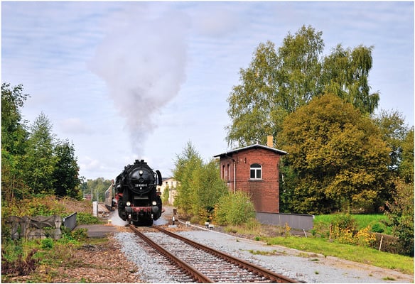 Ein seltenes Bild das es so seit 2004 nicht mehr gibt - ein Dampfzug Richtung Bautzen, auch diese Motivmöglichkeit bot sich in Neustadt / Sachsen. 23.09.12