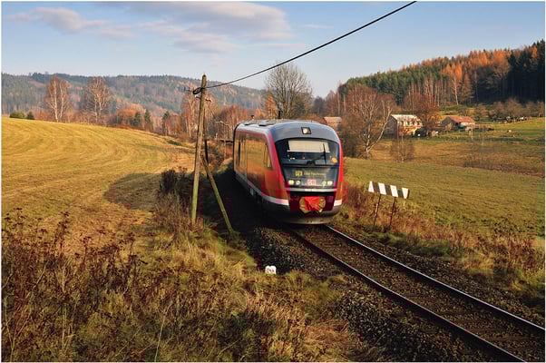 Die CD setzt ehemalige Desiros der DB-Regio zur Unterstützung ein. Hier rollt ein solcher durch die herbstlichen Farben bei Horní Poustévna. 19.11.12