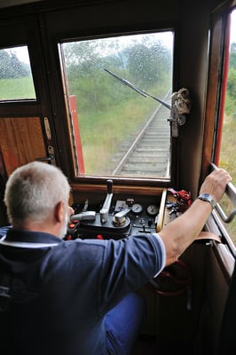 Der Hurvinek (M131 1302) bringt uns auf einem Teilstück der ehemaligen Böhmischen Nordbahn bis nach Kamenicky Senov, während draußen ein Sommergewitter alle Schleusen öffnet.