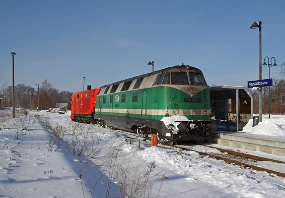 Am 20.12.2010 fuhr sich SBS 38971 in einer Schneewehe bei Langenwolmsdorf fest. Da die Neustädter Schneefräse im Raum Görlitz unterwegs war, musste die ITL 118 mit dem Schneepflug aushelfen - beide Räumfahrzeuge sind in den letzten Tagen im Dauereinsatz!