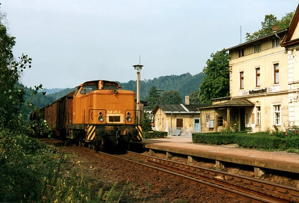Nahgüterzug nach Bad Schandau Ost kurz vor der Abfahrt in Rathmannsdorf, 1992. Text & Foto: Archiv Axel Förster, digitale Aufbereitung: J. Vogel