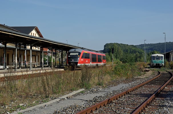 LVT Generationentreffen in Neustadt, während die Gäste der Sonderfahrt mit der Ferkeltaxe auf einer kurzen Stadtbesichtigung sind, scheint es so als könnte die eingefahrene Regionalbahn von Bad Schandau gleich weiterfahren nach Bautzen ... 18.09.2009