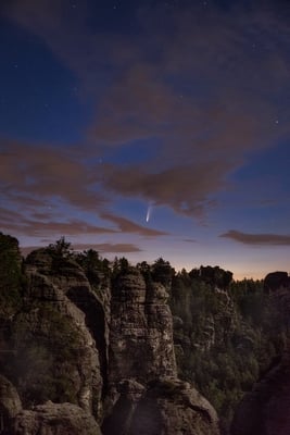 Eines der schönsten Schauspiele am Nachthimmel der vergangenen Jahre. Im Juli 2020 sorgte Komet Neowise für unvergessene Momente. Der Halbmond beleuchtete die Felsen des Elbsandsteingebirges dabei im zarten Licht. Im Basteigebiet.