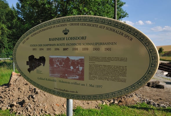Eine Tafel der Dampfbahnroute wirbt an allen Sächsischen Schmalspurbahnen und gibt Informationen über die verschiedenen Stationen dieses Projekts. 16.07.11