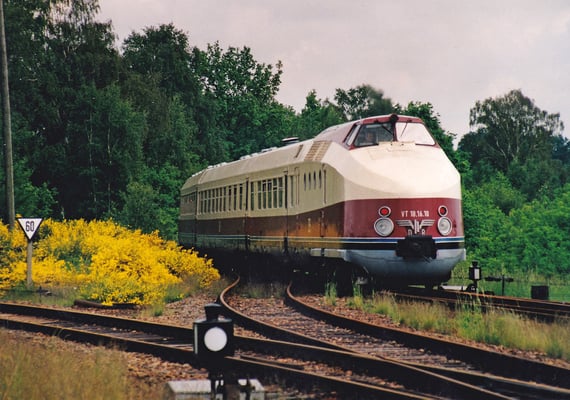 Einfahrt des VT 18.16 von Pirna in Neustadt / Sachsen. 20.05.2002