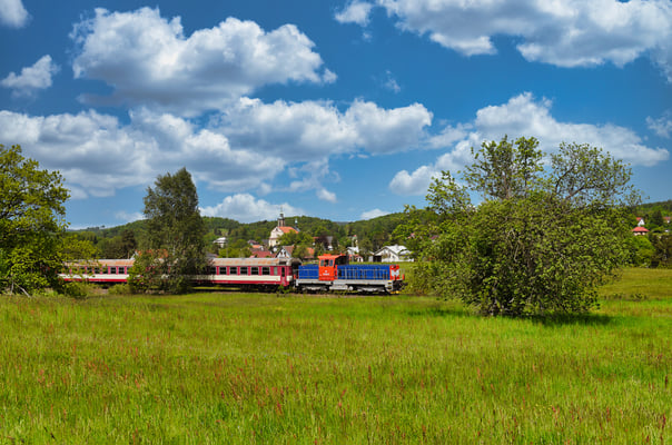 714 014-8 mit dem Deciner Touristenzug nach Rumburk bei Mikulášovice, Mai 2023.