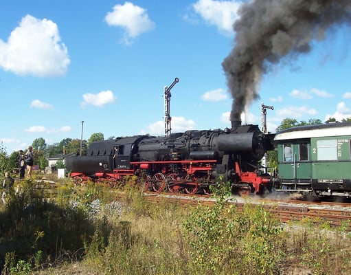 Im September 2004 kam die 52 8177-9 der Dampflokfreunde Berlin e.V. auf die Sebnitztalbahn. Hier zeigt das Flügelsignal Ausfahrt frei nach Bad Schandau, Neustadt September 2004