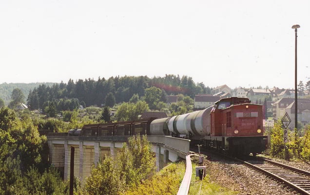204 257 mit Umleiterzug (Jahrhunderthochwasser im Elbtal 2002) auf dem Sebnitzer Stadtviadukt. 